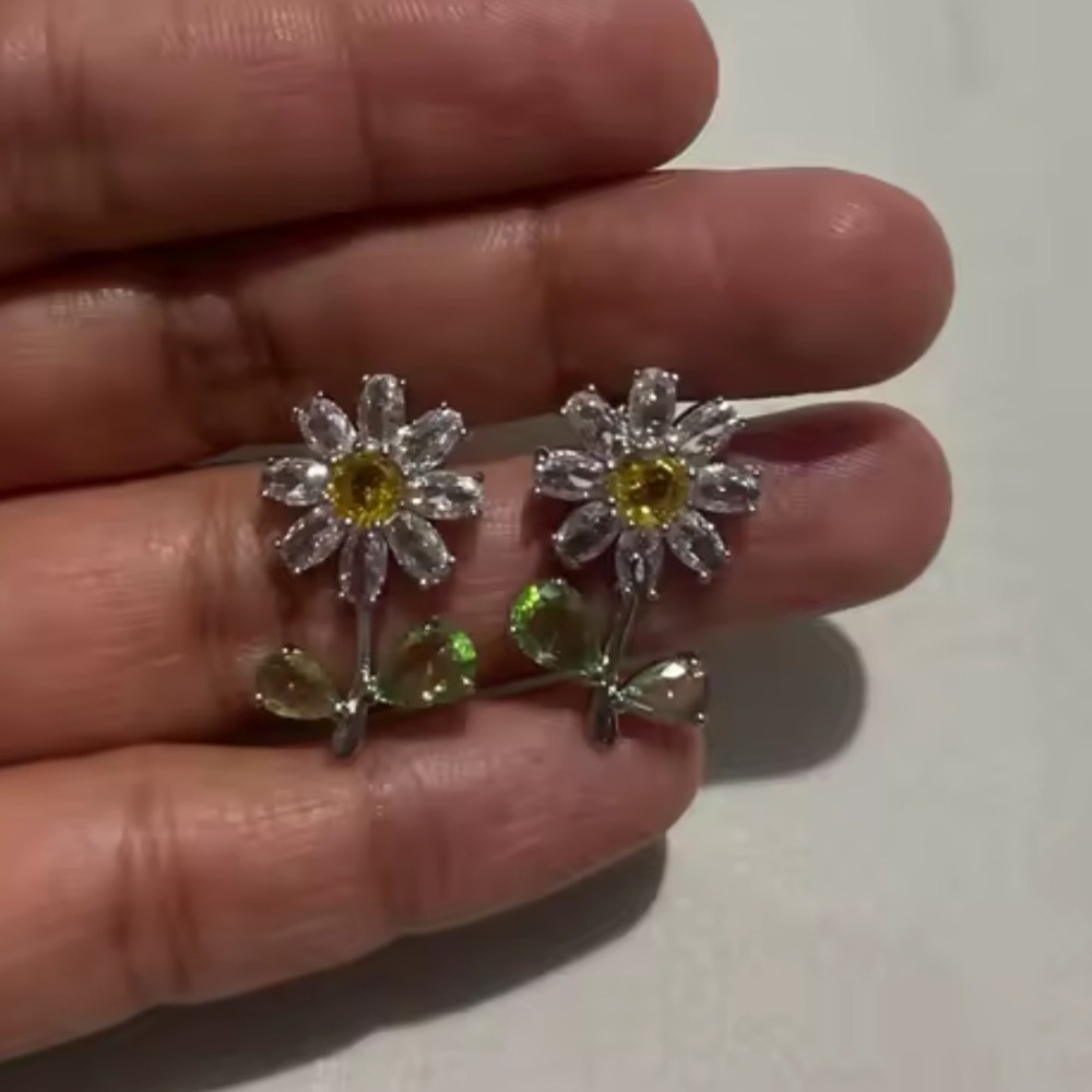 Daisy Floral Crystal Earrings - Picture 9 of 16
